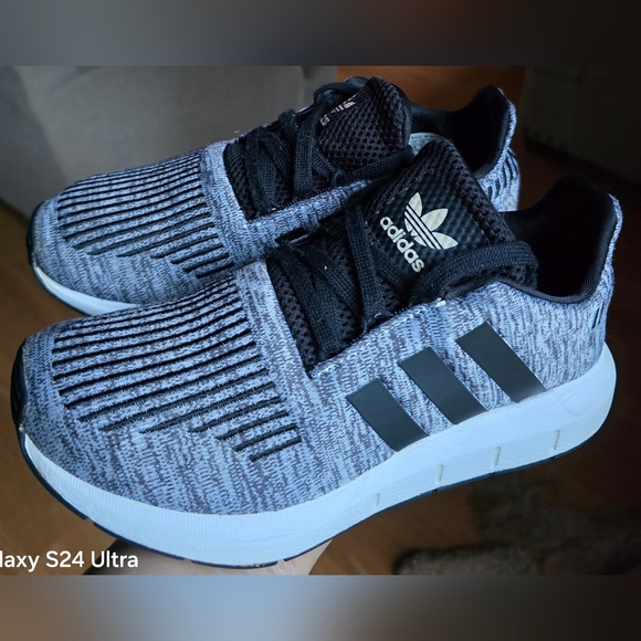 Adidas Swift Run Grey/Black Big Kids Athletic Shoes, Sz 4 - Picture 1 of 8
